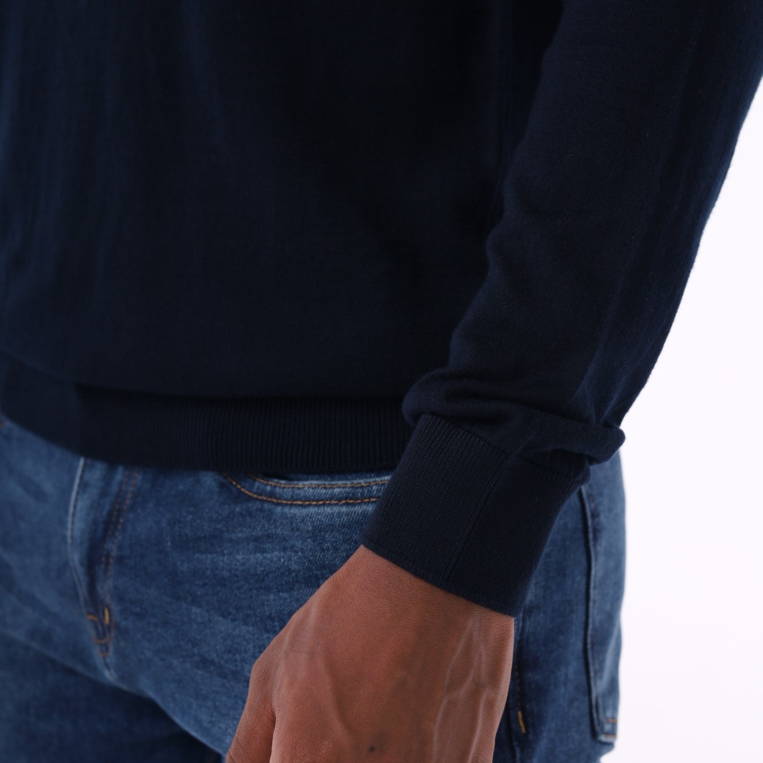 قميص بولو محبوك بأكمام طويلة ورقبة على شكل حرف V من SOLID