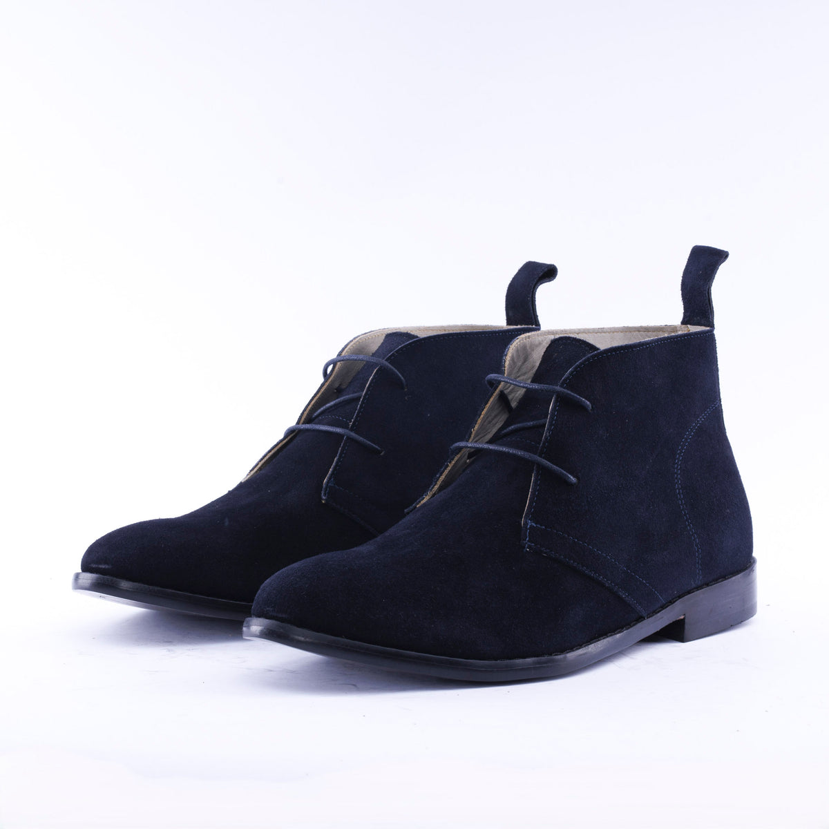 Men's navy blue calfskin suede lace-up Chukka boot