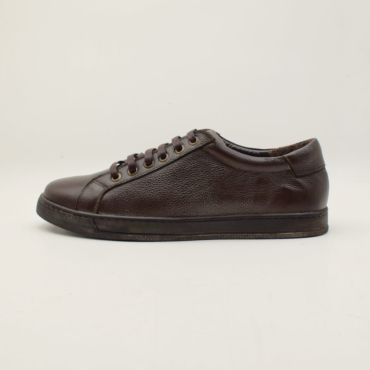 حذاء Core Low-Top - جلد على نعل قرمزي
