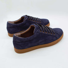 Load image into Gallery viewer, Pair of suede sneakers in navy blue 2
