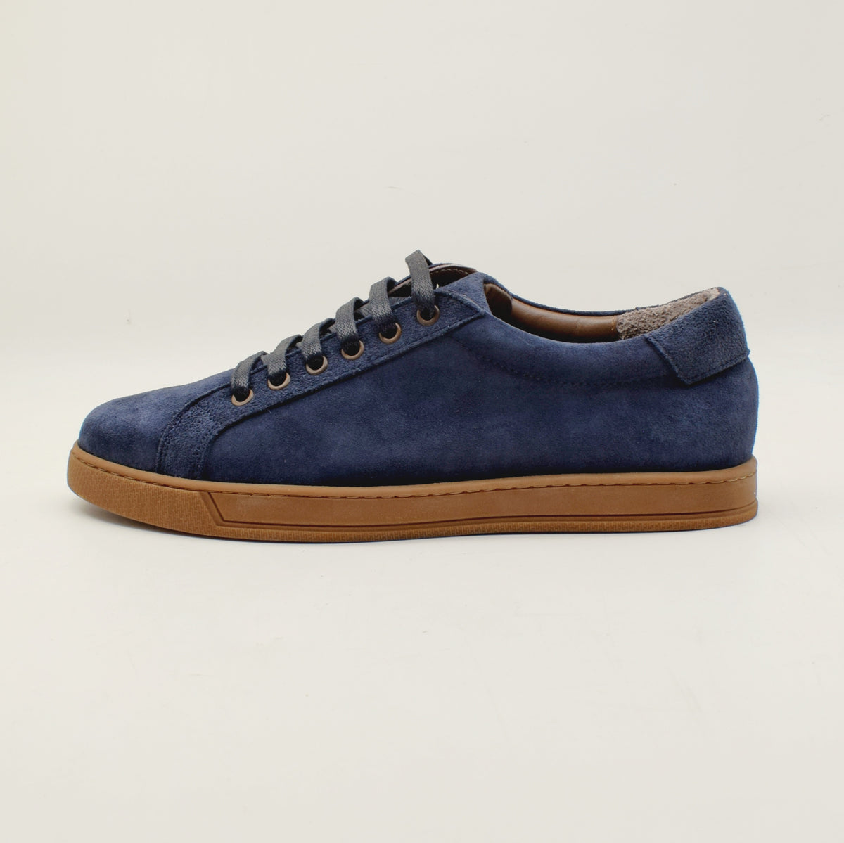 حذاء Core Low-Top - جلد على نعل قرمزي
