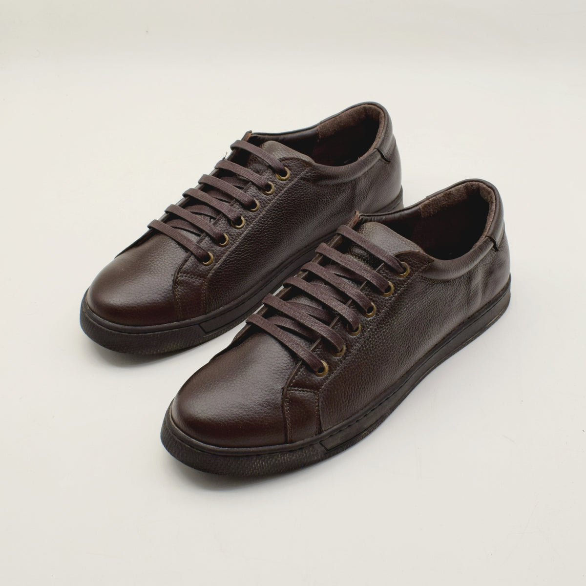 حذاء Core Low-Top - جلد على نعل قرمزي