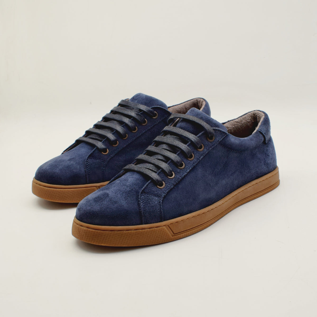 حذاء Core Low-Top - جلد على نعل قرمزي